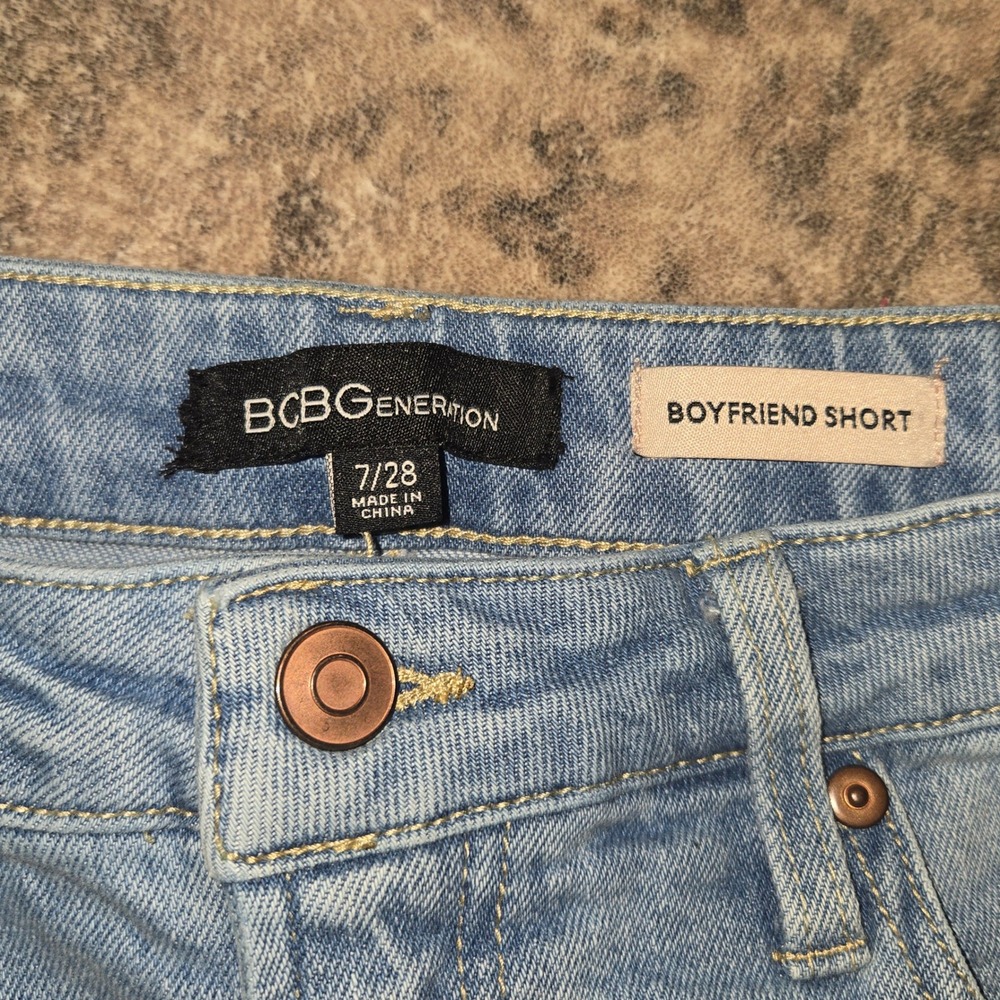 BCBGeneration Boyfriend Short Light Wash Denim Jean Shorts Size 7 28 Light Blue - Picture 3 of 5